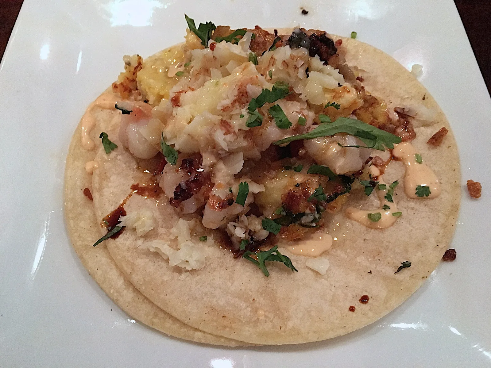 A plate of shrimp tacos with lime