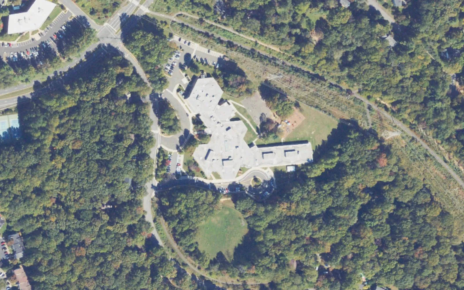 Sunrise Valley Elementary School on Cross School Road in Reston, with its playing field and the woods and power line corridor beside it, seen from the air